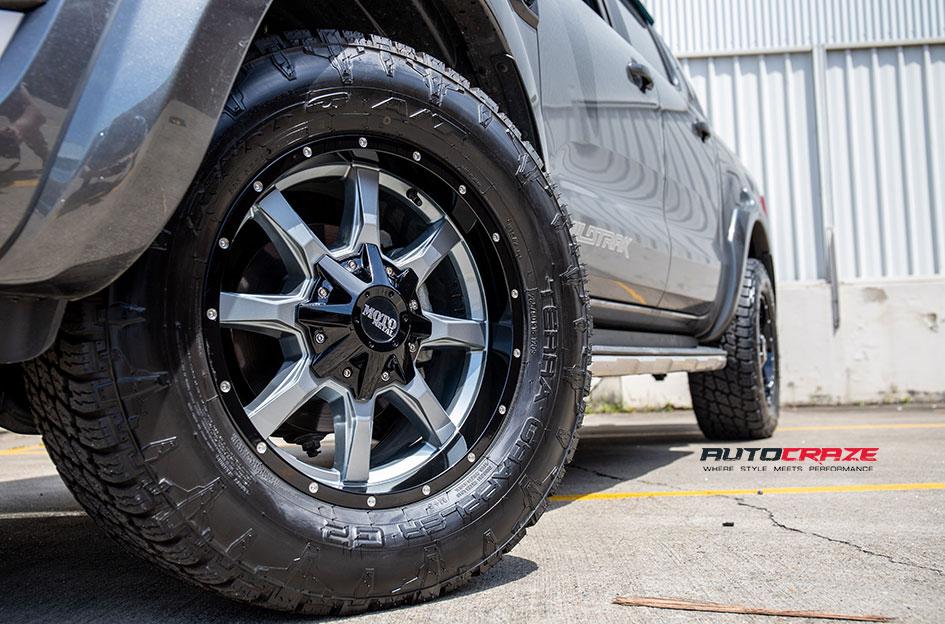 FORD RANGER MO970 GLOSS GREY CENTRE WITH BLACK LIP